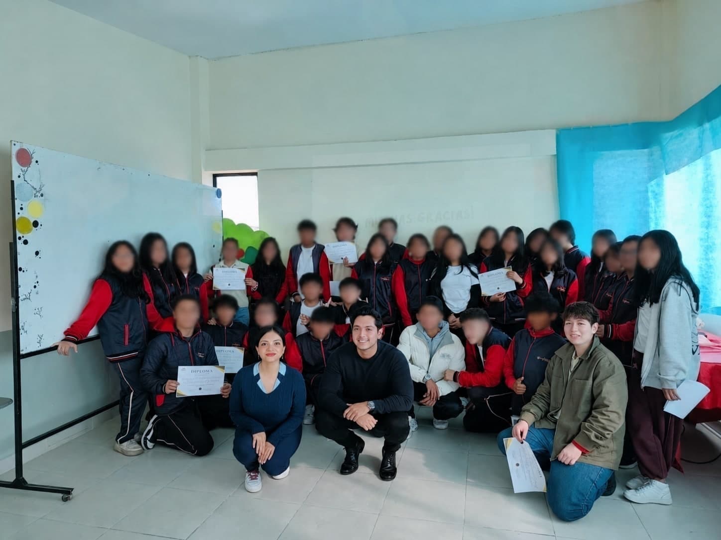 Estudiantes recibiendo diplomas tras un programa de EduSaludCC (imagen anonimizada para proteger la privacidad de menores)