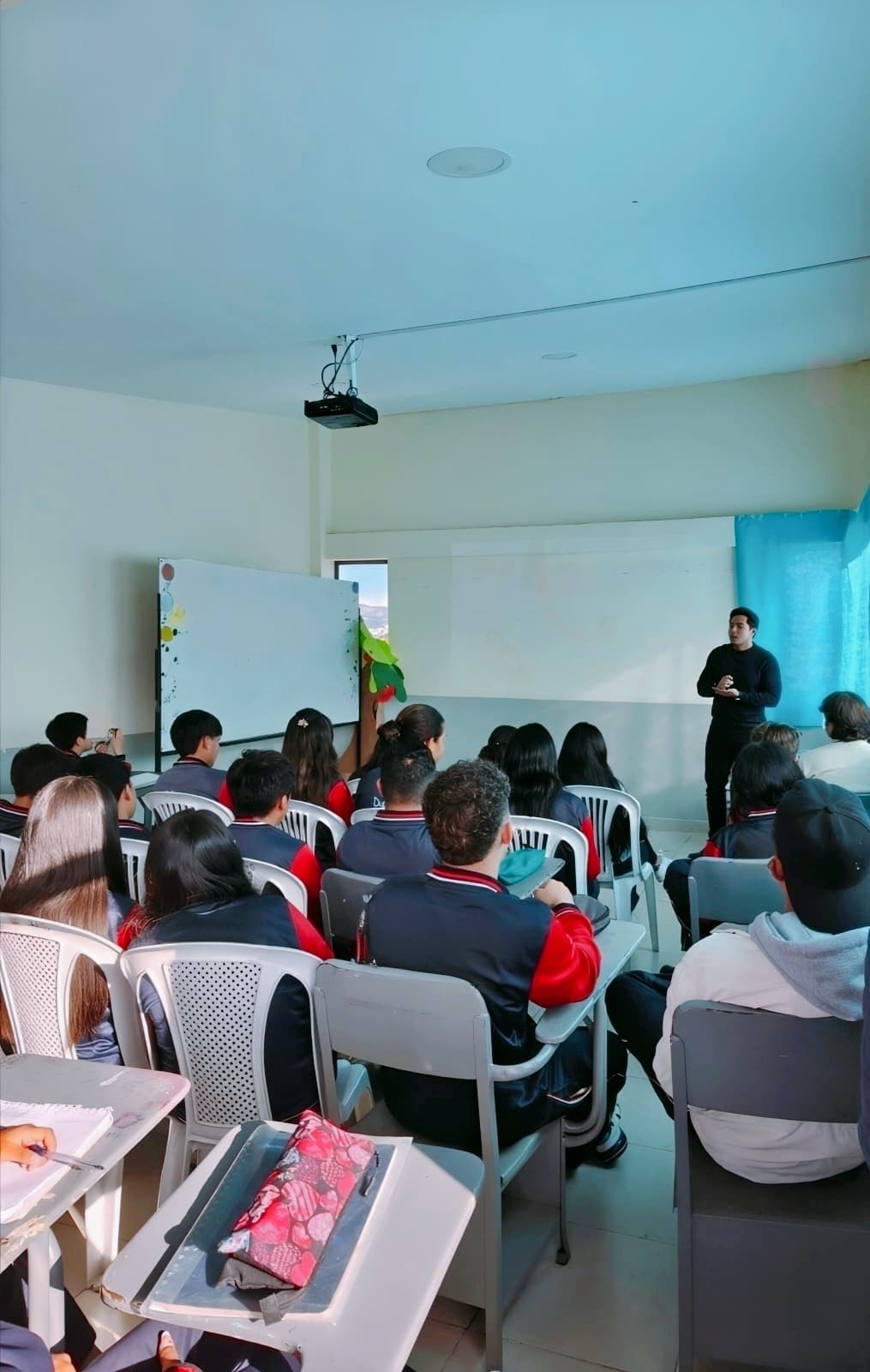 Charla de EduSaludCC en aula con estudiantes ecuatorianos
