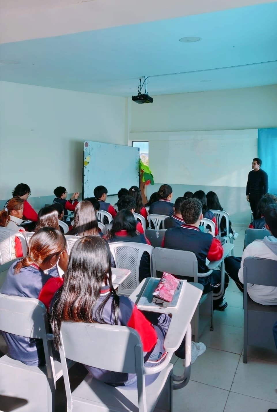 Profesional de EduSaludCC impartiendo una charla personalizada en aula